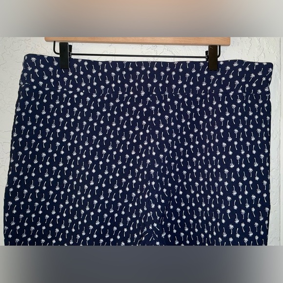 Croft & Barrow Navy Blue Palm Tree Patterned Women's Shorts - Picture 5 of 8